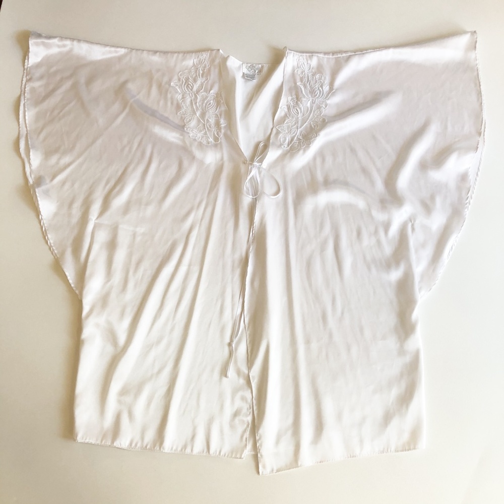 Go Softly Short Kimono Sleeve Robe Open Front Satin Silky White Embroidered Sz L